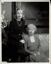 1946 Press Photo Mrs. Harry Truman poses with daughter Margaret at White House