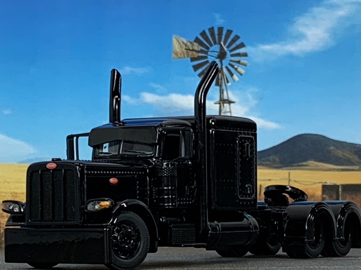 Serbatoi Lunghi DCP 1/64 Per Peterbilt 379/389 - Nero Con Cinghie E Estremit&agrave; Cromate