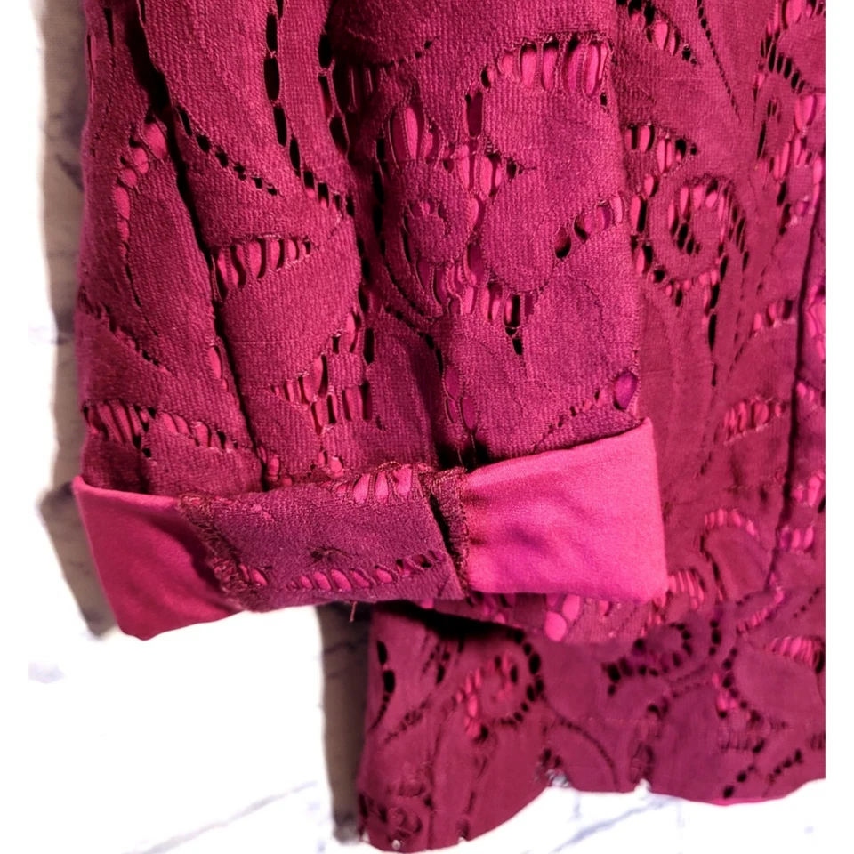 Blazer e saia CABI tamanho 6 ameixa vermelho floral renda sobreposição feminina roupa de carreira - Imagem 3 de 4