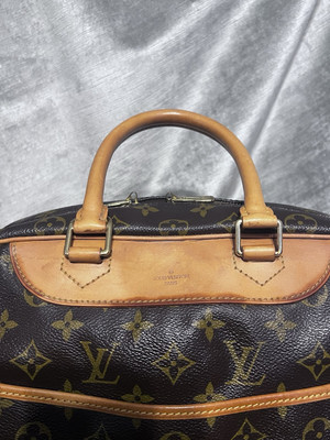 4462. Authentic Louis Vuitton Monogram Deauville Bag w