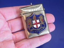 Antiker messingfarbener Vesta / Streichholztresor mit emailliertem City of London Wappen