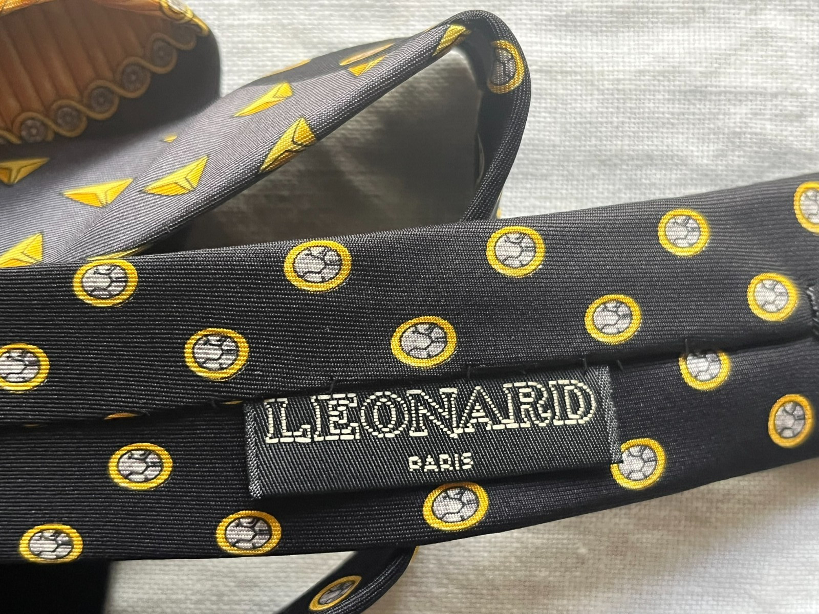 VINTAGE LEONARD PARIS DESSIN COLORFUL FLORAL /BIRD SILK NECK TIE MADE IN ITALY