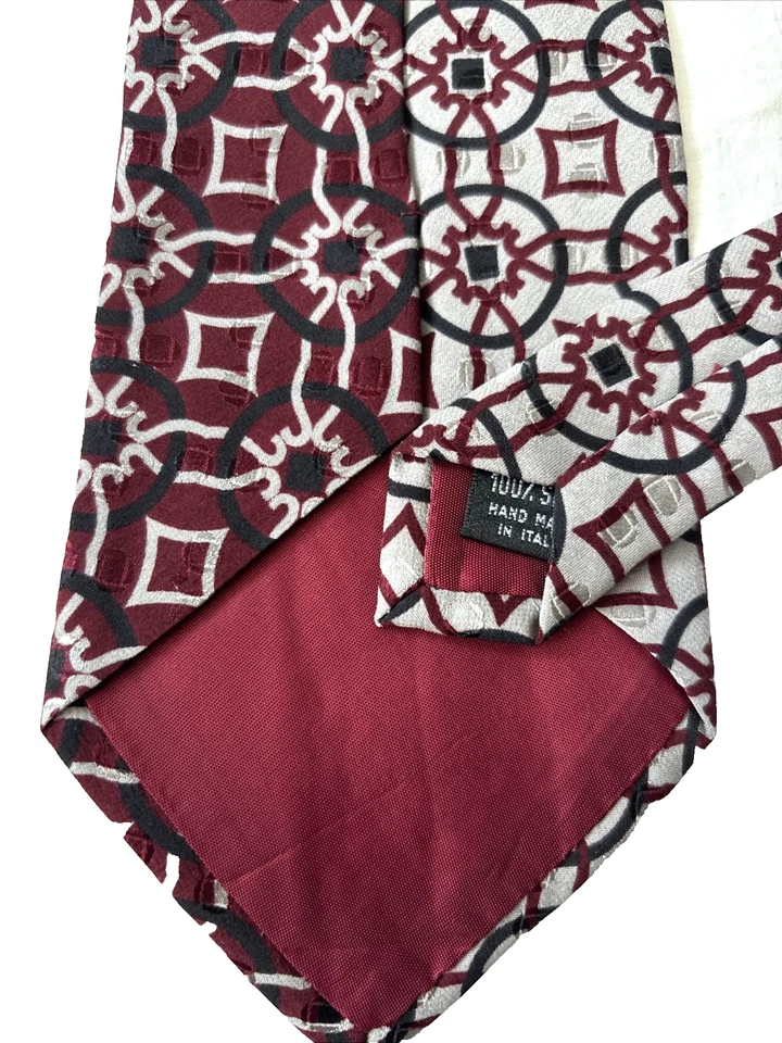 Corbata Geoffrey Beene 100 % seda para hombre patrón geométrico en borgoña/plata 57x3 3/4 Foto 3 de 4