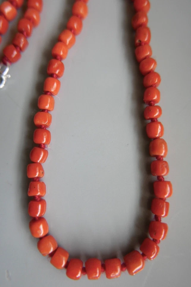 VERY NICE, VINTAGE, CARVED REAL CORAL BARREL SHAPED BEAD NECKLACE 15.6g - Image 2 of 4