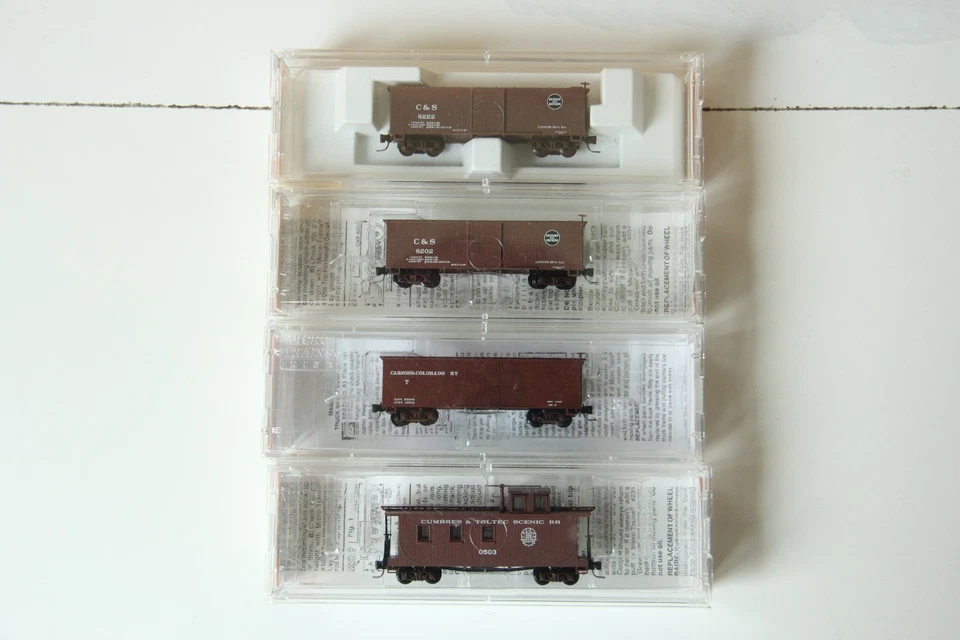 Micro-Trains 3x 30' Box Cars + Cupola Caboose Nn3 (1:160 Schmalspur) NEU (H147)