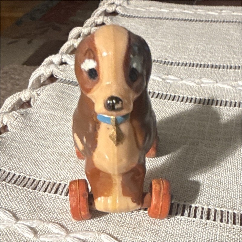 1960s lady & the tramp Hand-Painted plastic Dog Figurine on Wheels Brown Beige