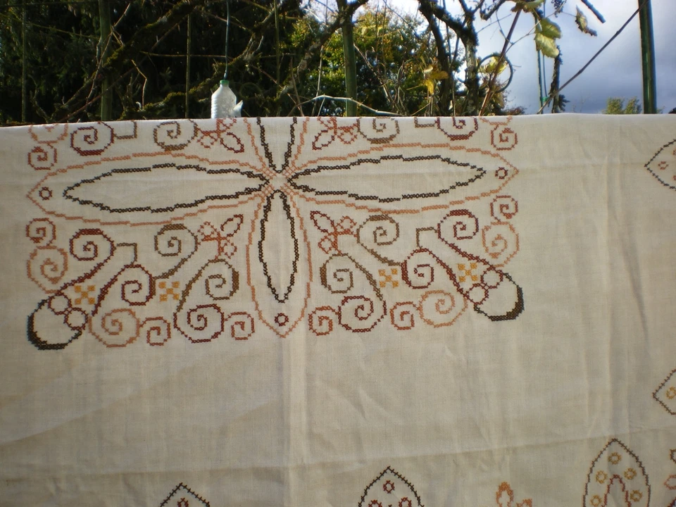 une nappe vintage  assez costaud brodée main dimentions134x164cm - Photo 3/4