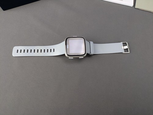 Smart Watch Fitbit Versa FB504 grigio/argento completo con caricatore cinturini LG & SM - Foto 6 di 16