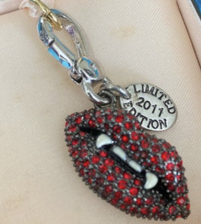 RARE JUICY COUTURE LE PAVE CRYSTALS VAMPIRE LIPS HALLOWEEN CHARM