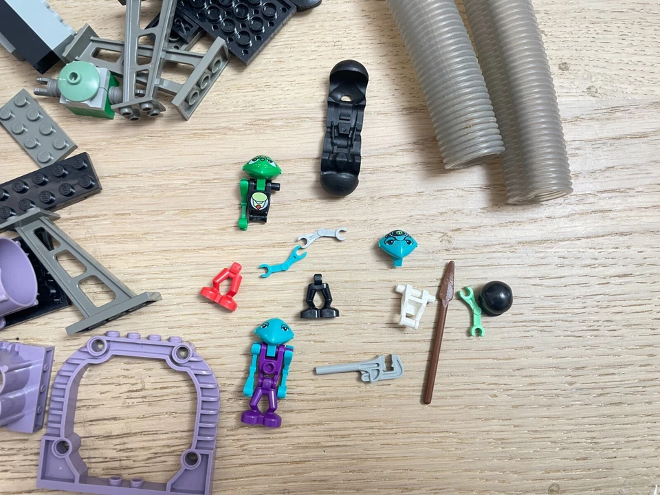 Lego 7317 Life On Mars Aero Tube Hanger - 75%+ With Box and some figs - Image 4 of 4