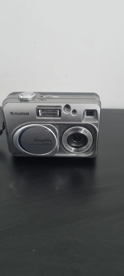Fujifilm FinePix A Series A205S Zoom 2.0MP Digital Camera - Silver with xD card, photo 4 of 5