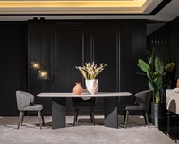 Eleganter Beigefarbener Esstisch Aus Holz Im Stilvoller Design