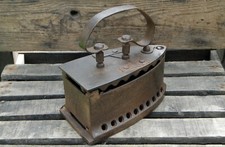 Fer à repasser à braise ancien "rapiécé" (Originalité).