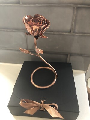 Eine schöne handgefertigte freistehende Kupferrose