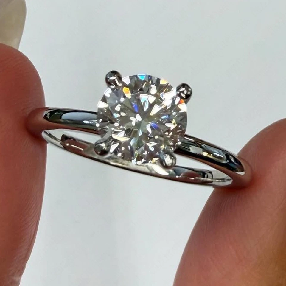 Anillo de compromiso de diamantes cultivados en laboratorio redondo de 1,25 quilates IGI D VS1 en platino sólido 950 Foto 2 de 4