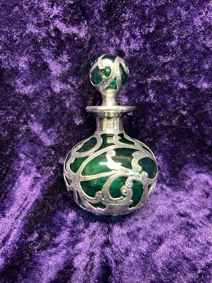 Старинная парфюмерная бутылка в стиле модерн из чистого серебра с гравированной монограммой - Изображение 2 из 4