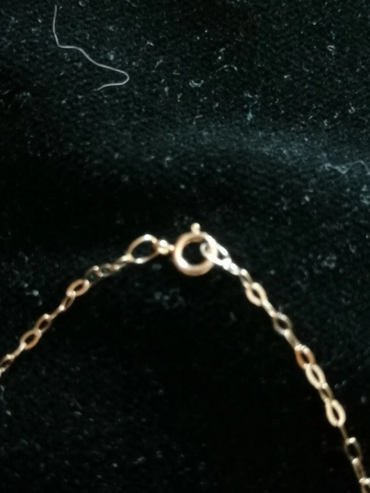 Catenina in oro 9 kt e pendente in oro giallo 9 kt a forma di croce con diamanti - Immagine 4 di 4