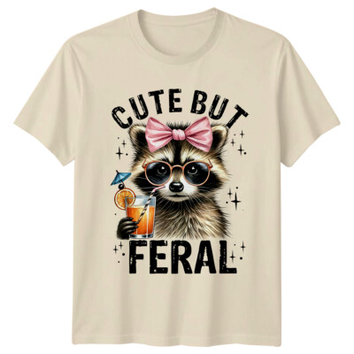 Süßes But Feral Waschbär T-Shirt, sarkastisches T-Shirt mit Schleife & Getränk