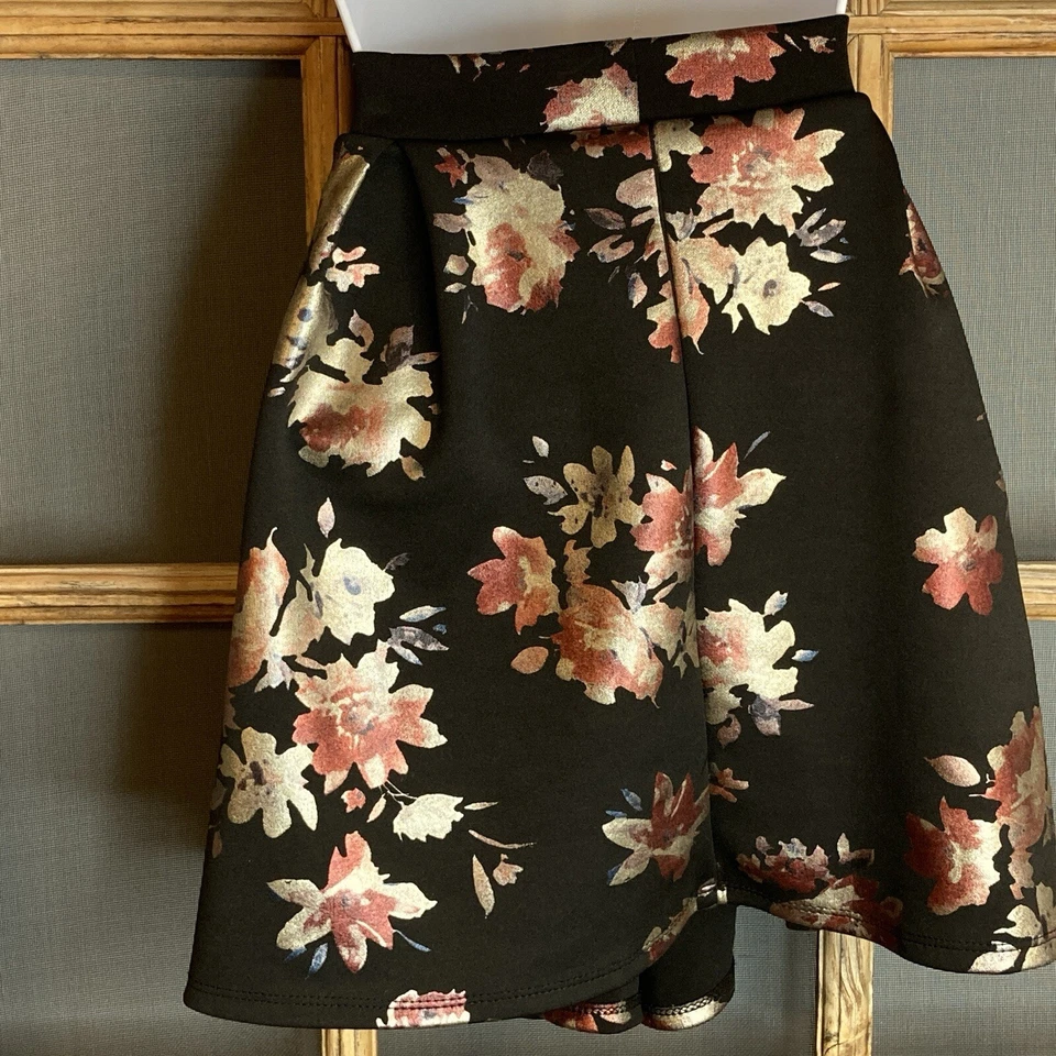 Falda negra para mujer Charlotte Russe rosas talla S 28x17 acampanada plisada 5 % spandex Foto 2 de 4