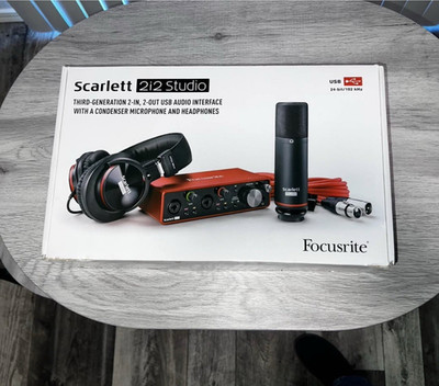 Focusrite Scarlett 2i2 Studio Recording Bundle Audio Interface Mic Headphones