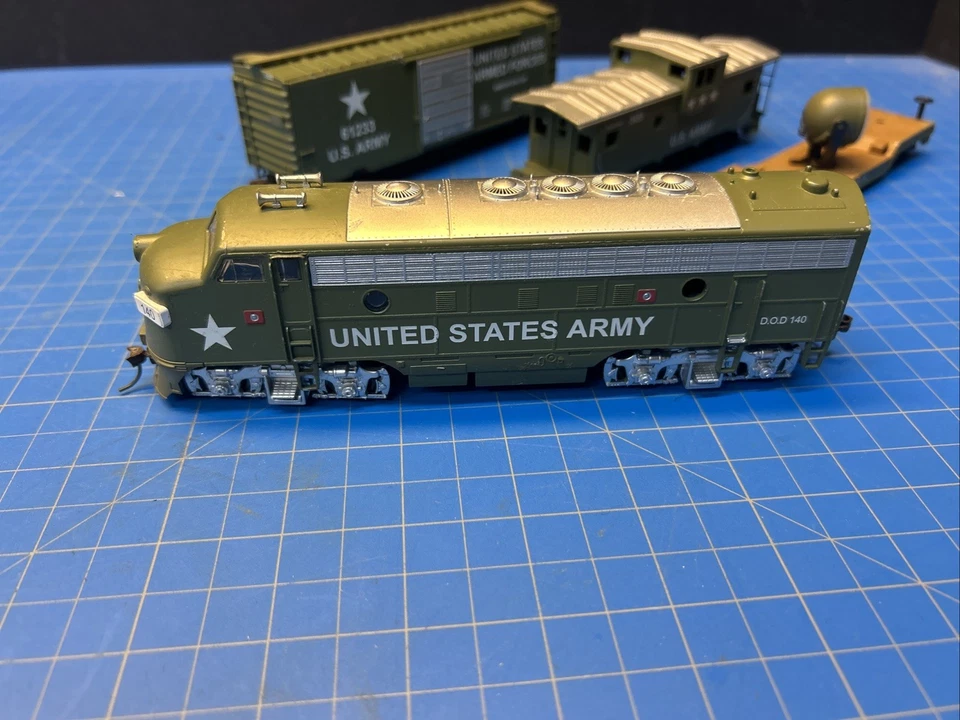 HO Scale POWERED US Army DOD 140 F2A Diesel Loco Caboose Spot Light Box - Image 2 of 4