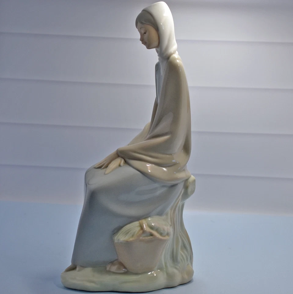 NAO by Lladro Spain, 'Girl sitting on Tree' Figurine Vintage, Spain - image 3 of 4