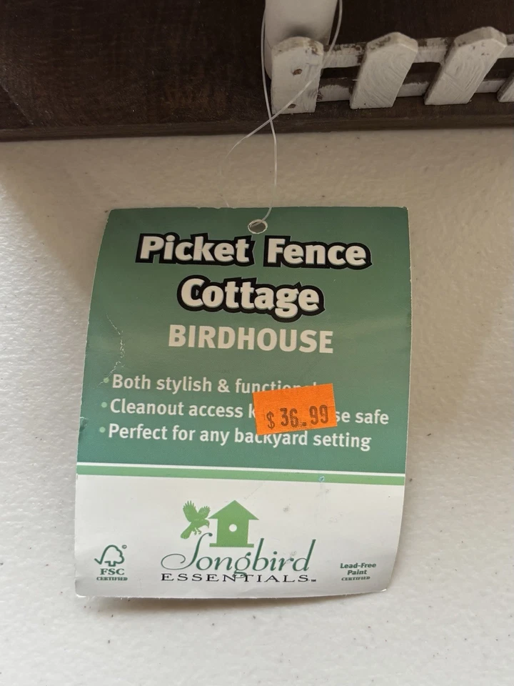 Red and White Songbird Essentials Picket Fence Cottage Bird House Foto 3 de 4