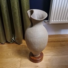 Riesige Vase in Studiokeramikform aus Steinzeug auf Holzständer unbekannter Hersteller