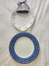 DECORATIVE PLATES-1-GANZ WHITE LACY HEART/1-ONEIDA BLUE HEATHER 8" PLATE &HOLDER