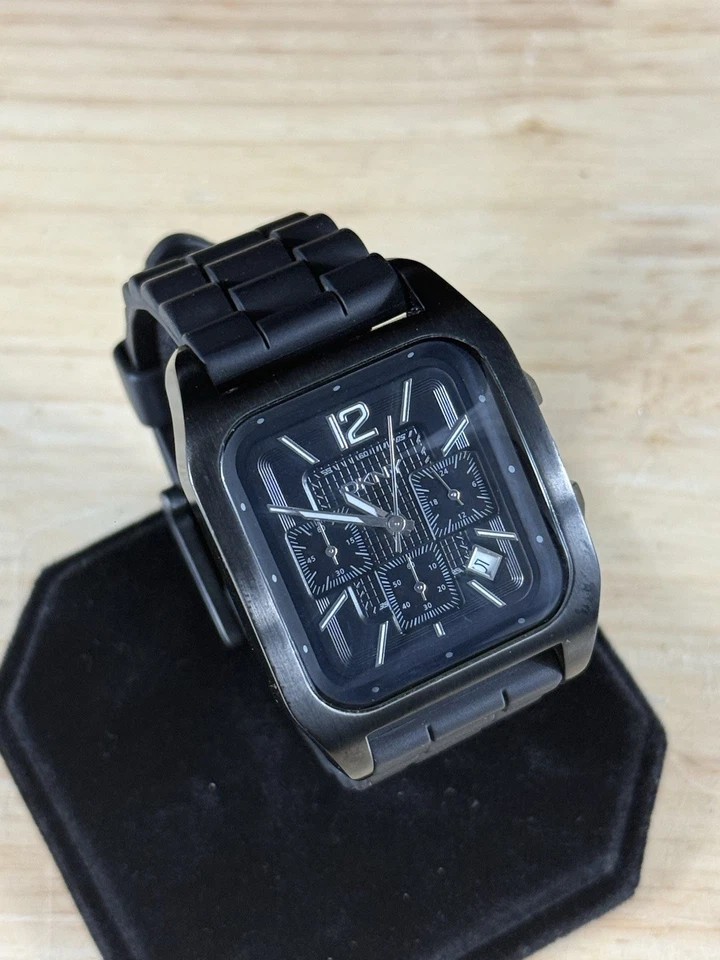 RELOJ DKNY CORREA SILICONA NEGRA + ESFERA CRONÓGRAFO RECTANGULAR S/ACERO + PLATEADO NY1461 Foto 2 de 4