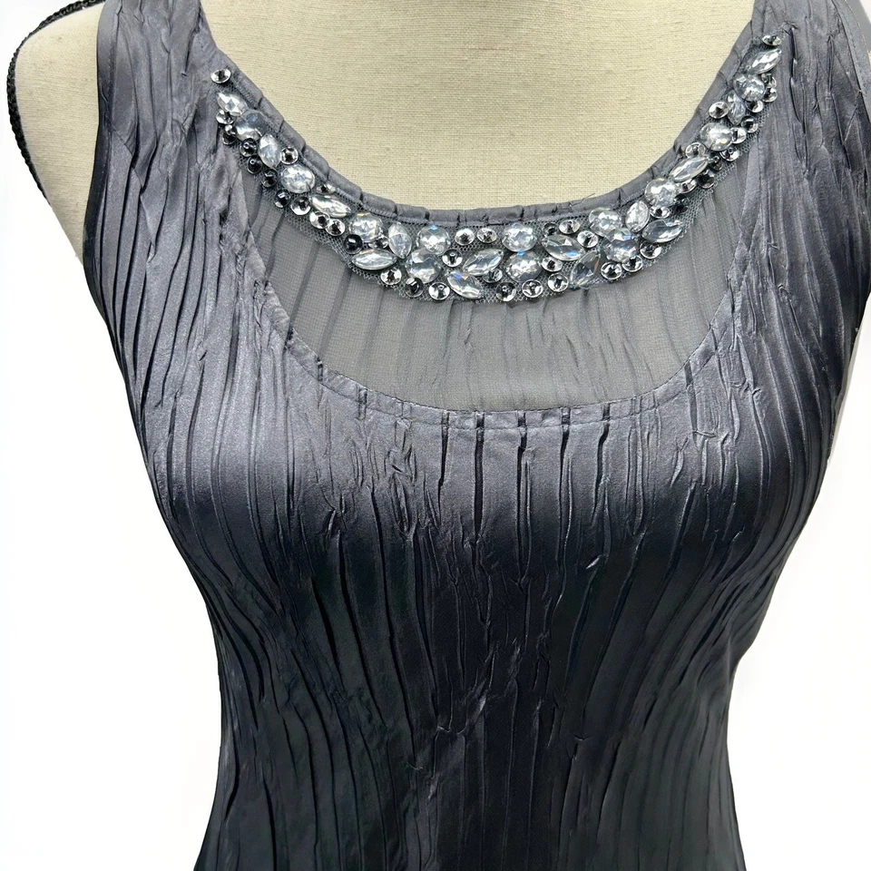 Vestido SL FASHIONS cinza parte inferior de sereia enrugada S enfeites transparentes - Imagem 4 de 4