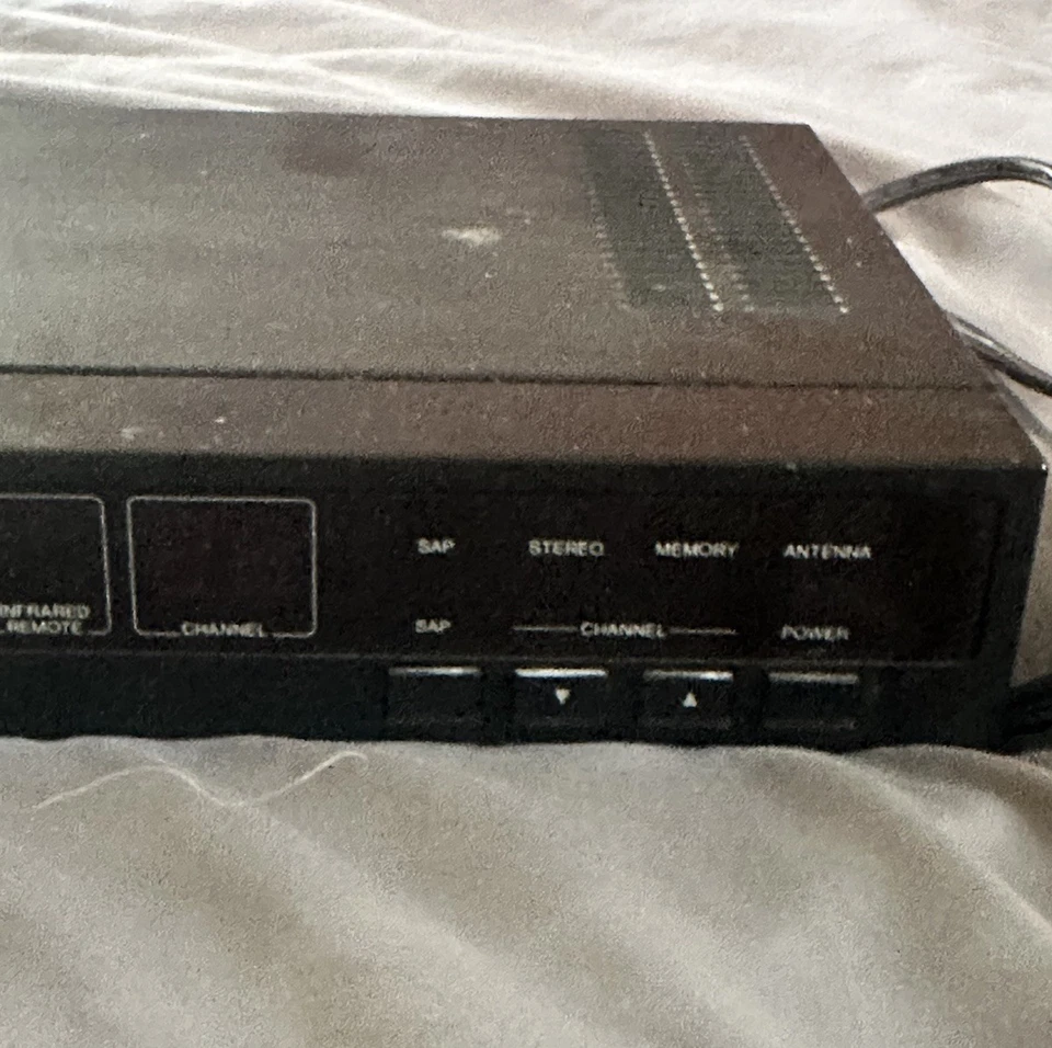 Realistic TV-200 Stereo TV Receiver – 140 Channel Tuner – Powers On – Untested - Image 4 of 4