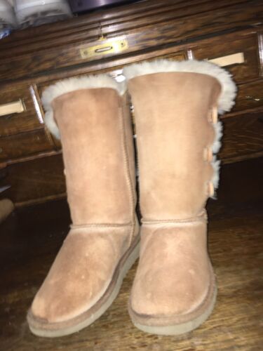 UGG Bailey Button Triplet 1962 Sheepskin Chestnut Boots Youth Girl’s  3 Us 33 E - Afbeelding 1 van 12