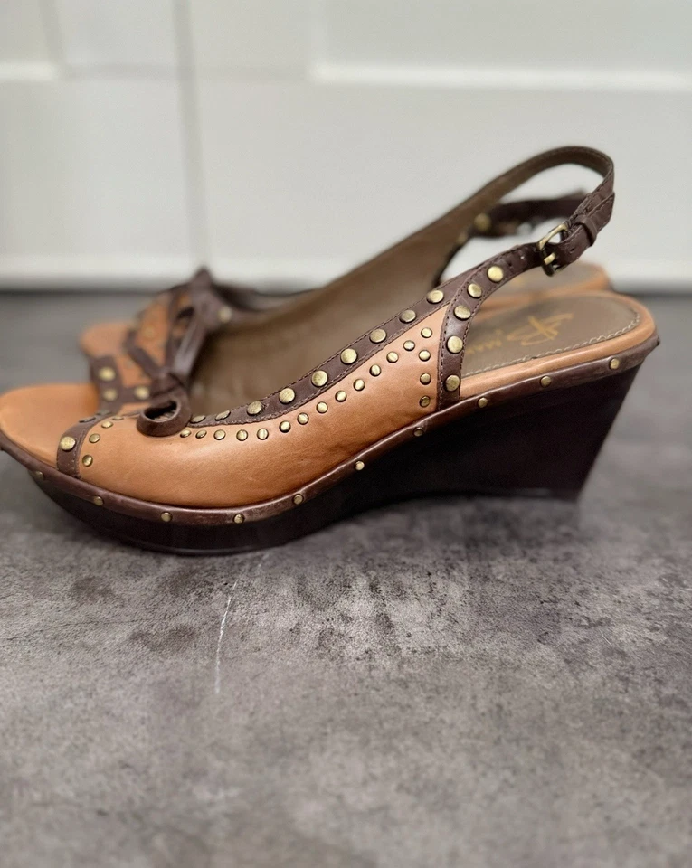 Tacones de cuña de cuero B Makowsky (principios de la década de 2000) Foto 2 de 4