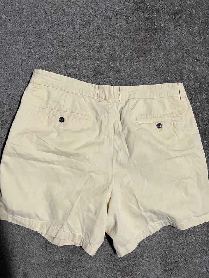 Bermudas chinas plisadas Club Room para hombre bolsillos cortados amarillas talla 34 Foto 2 de 4