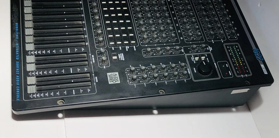 Consola de audio de superficie monolítica/integrada mezcladora de 16 canales ALESIS 1622 Foto 4 de 4