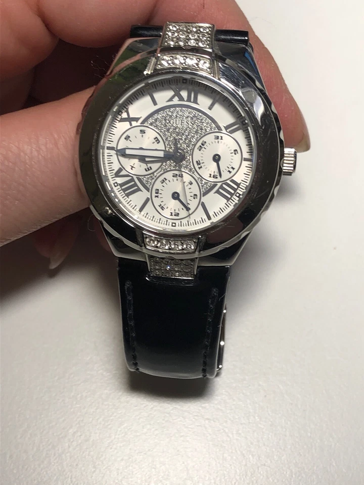 GUESS  Damenuhren Zirkonia -Lackleder Armband,Hingucker, toll neue Batterie  - Bild 2 von 4