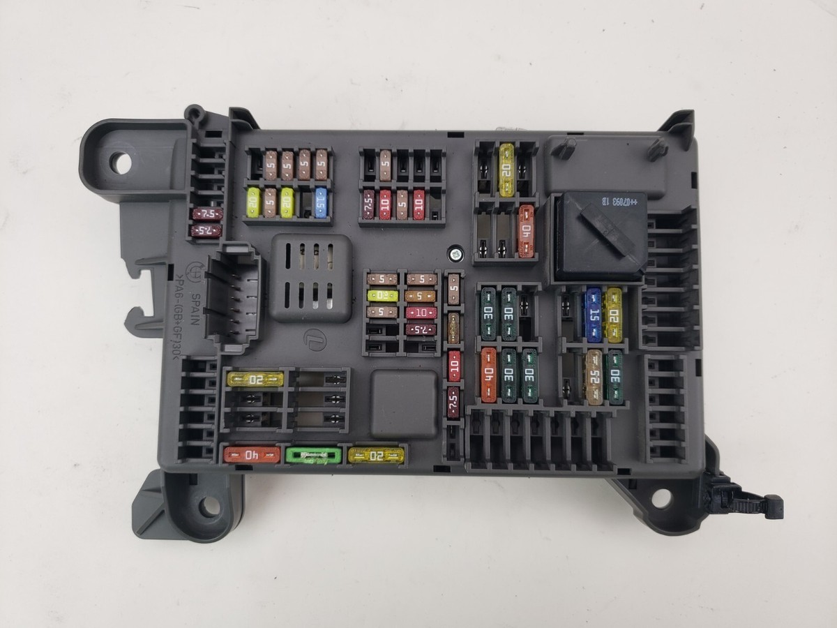 2007 BMW X5 4.8I E70 Relay Junction Box Engine Control Panel