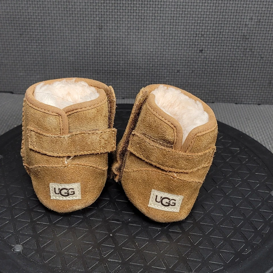 Botas Ugg Jesse II para niños pequeños talla 1 marrón beige botines forrados de piel sintética Foto 4 de 4
