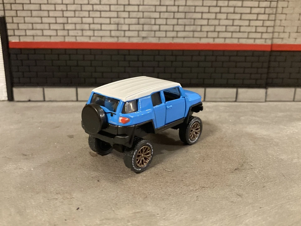 Camión Toyota FJ Cruiser elevado 4x4 1/64 diecast personalizado todo terreno 4x4 caja de cerillas Foto 3 de 4