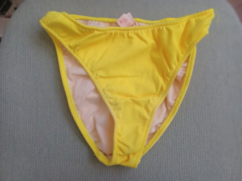 Venus Women’s Swim String Bottom SZ L Large Venus Swimwear-Yellow w/ rear logo