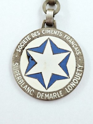 SCHLÜSSELANHÄNGER - SUPERWEISSER ZEMENT - DEMARLE LONQUETY - Metall LACKIERT Vintage 60er Jahre