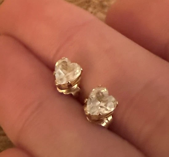 Brincos de ouro amarelo 10k com coração de espinélio branco - Imagem 3 de 4