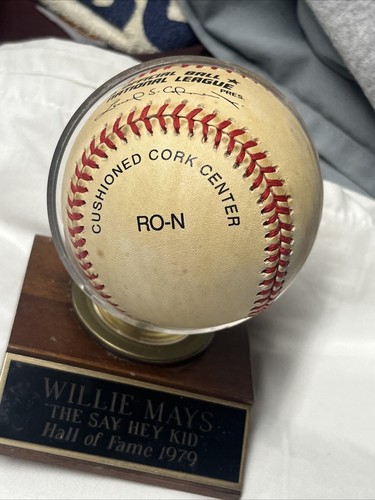 Willie Mays firmato Leonard Coleman con supporto in legno vintage e targa Hof 1979 - Foto 11 di 14