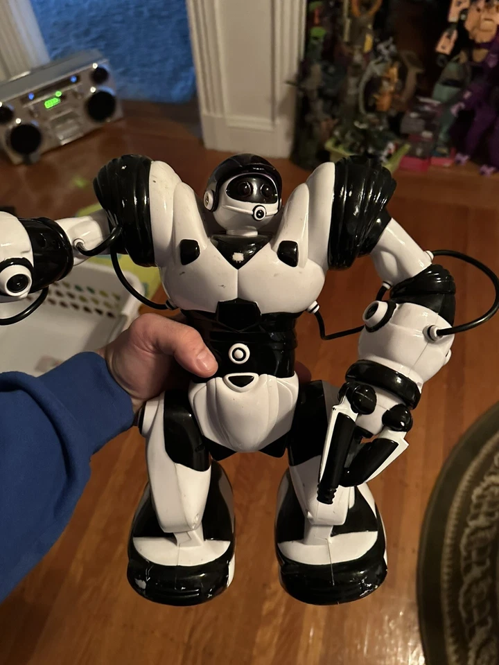 N23.118 Robot Vintage 2004 WowWee Silverlit White Black Electric - Image 4 of 4