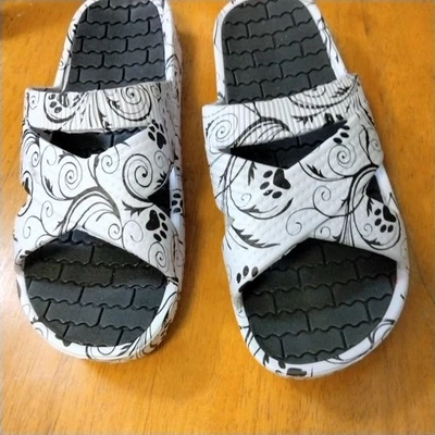 Animal Rescue Sandles Black/White Sz 7 - Image 1 of 4