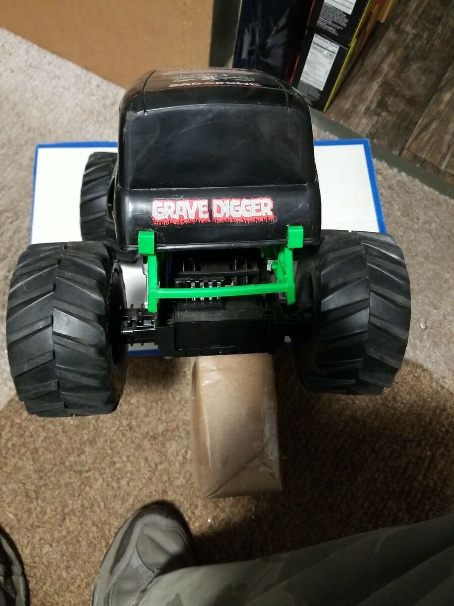 Monster Jam, Official Grave Digger Remote Control Truck 1:15 Scale, 2.4GHz