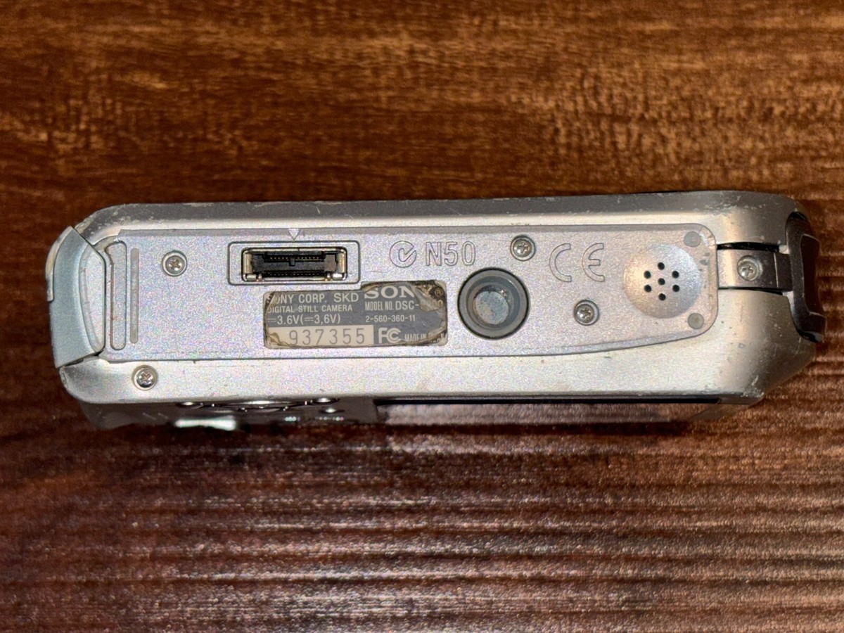 Sony CyberShot DSC-P200 Digital Camera 7.2 MegaPixels