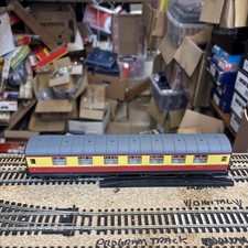 Hornby R437 BR Composite Stanier Coach M4329 Blood & Custard OO Gauge unboxed