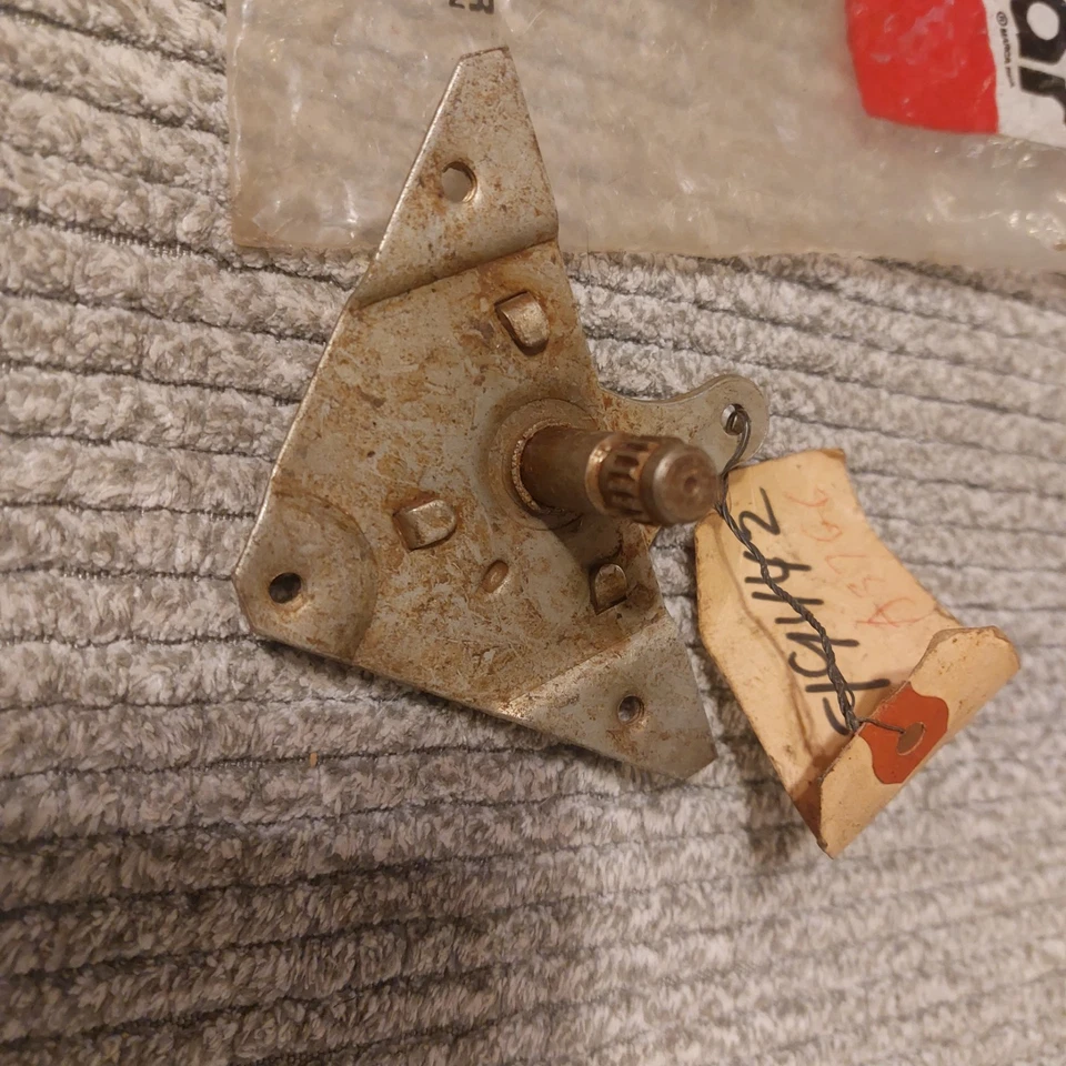Cerradura de puerta delantera MoPar NOS (RT) - Dodge Pick-up D100 P/N 2519442 años 60 NOS Foto 4 de 4